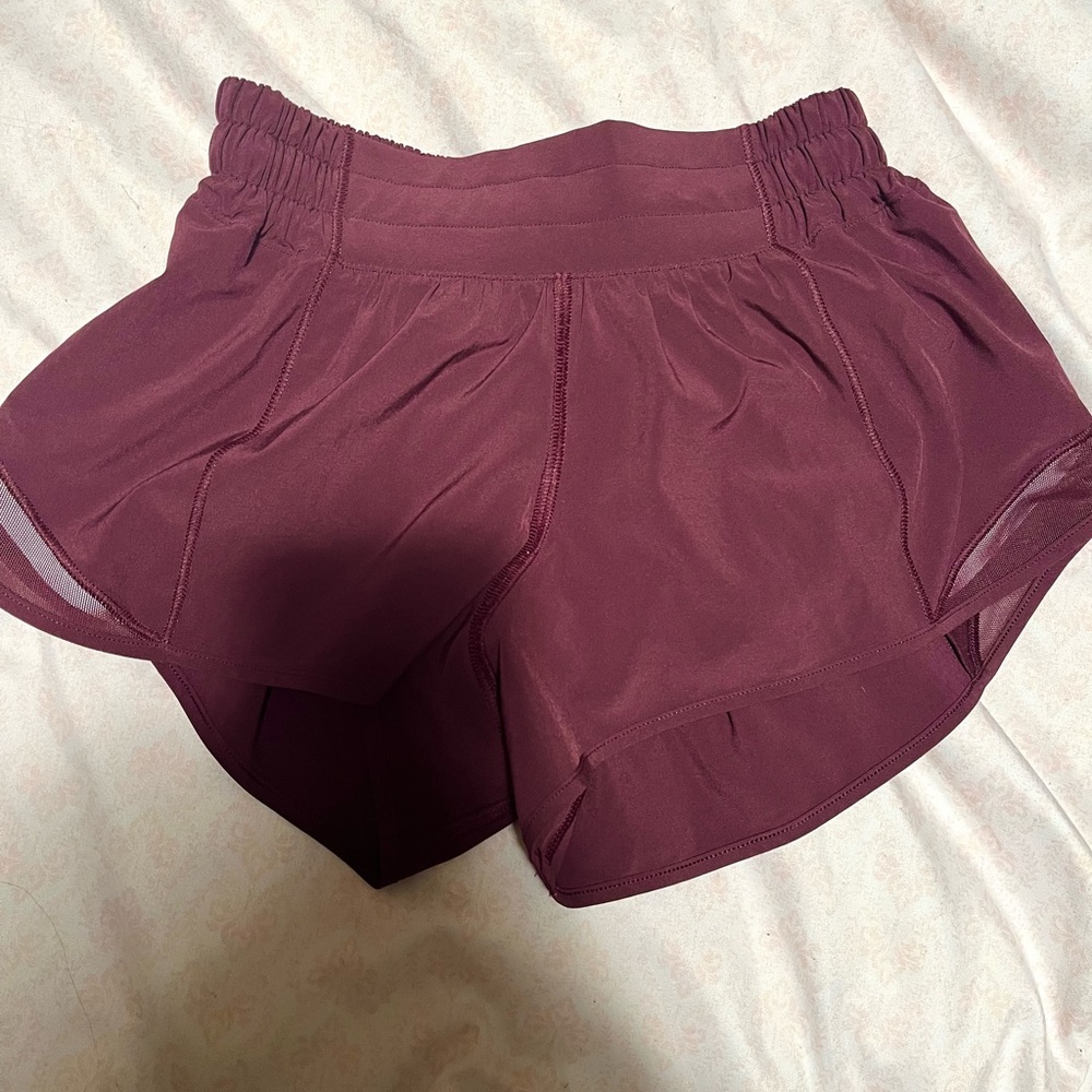 Lululemon burgandy hotty hot 2.5 in size 4